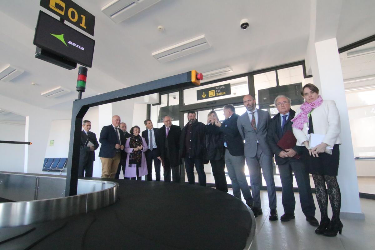 Autoridades y participantes en la Mesa del Aeropuerto celebrada hoy.