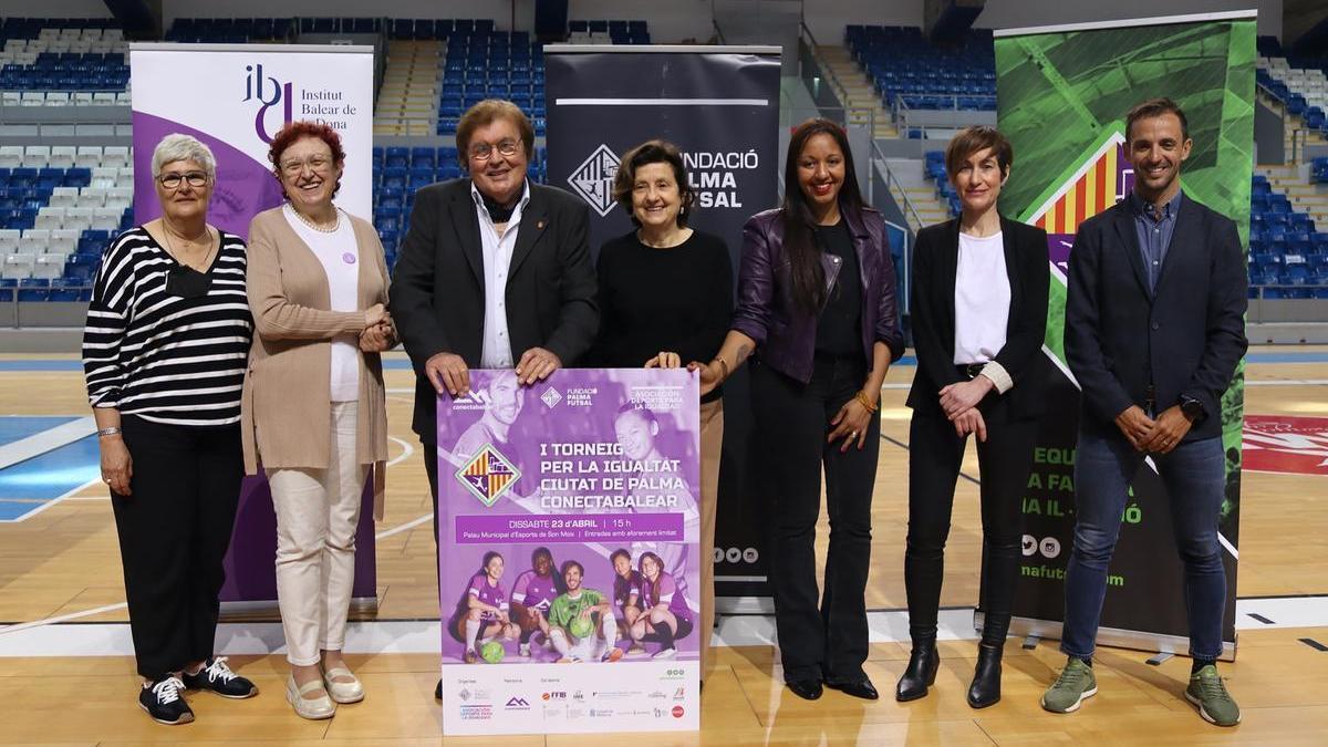 María Jesús Tamurejo, María Durán, Miquel Bestard, Fina Santiago, Tatiana Ferrer, María Mayans y Rafel Navarro posan con el cartel del torneo