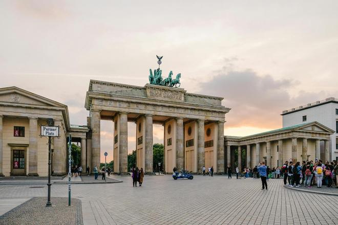 La puerta de Brandenburgo es un símbolo de la ciudad