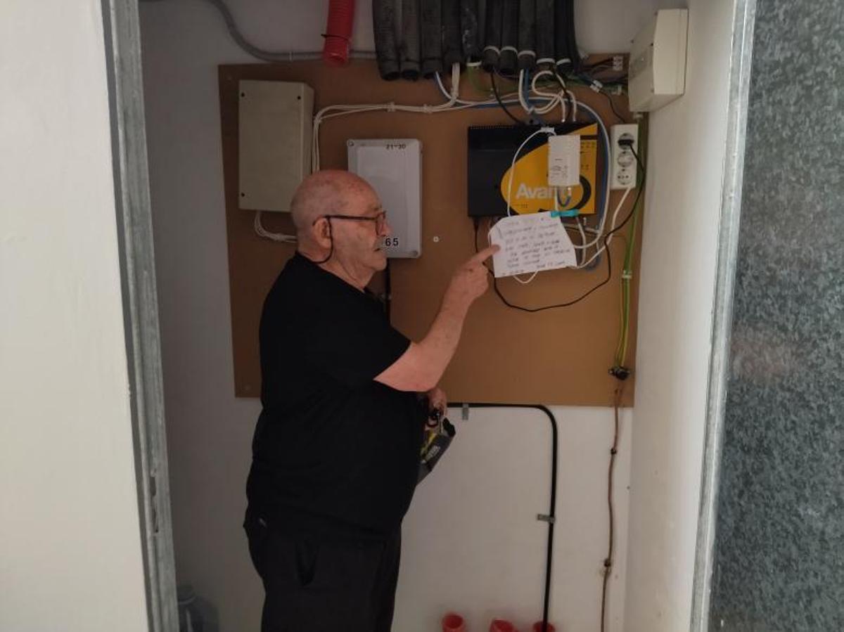 Manuel señala el cartel. | A. P. F.