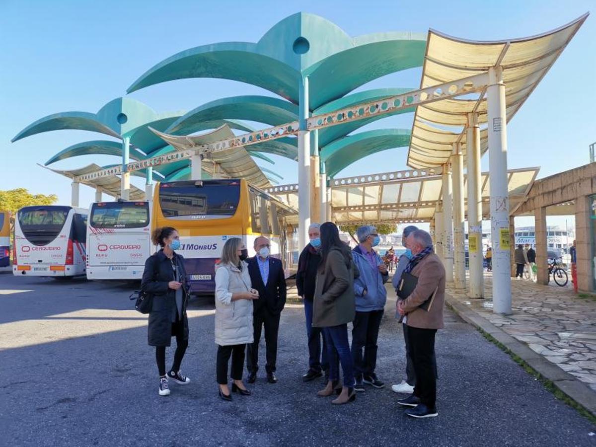Las autoridades y técnicos, ayer, en la parte delantera de la estación. | // SANTOS ÁLVAREZ.