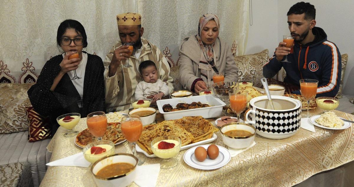 La estradense Sana Chefaoui, junto a su familia, ante la mesa lista para la cena. | BERNABÉ/ JAVIER LALÍN