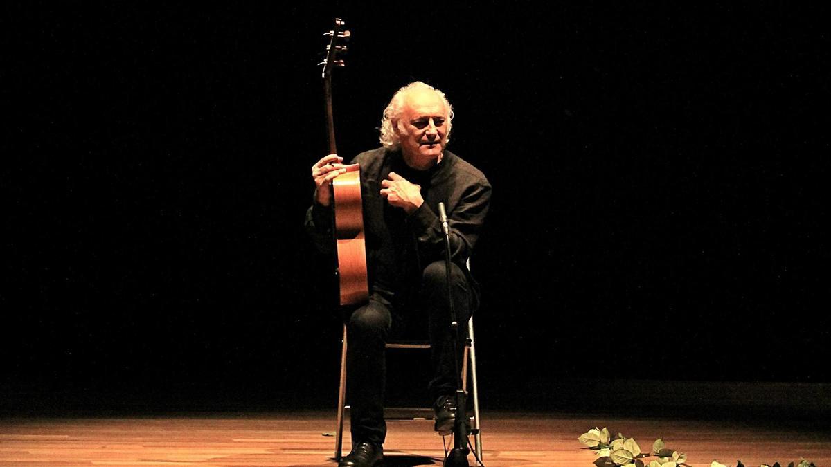 Amancio Prada, durante un concerto.