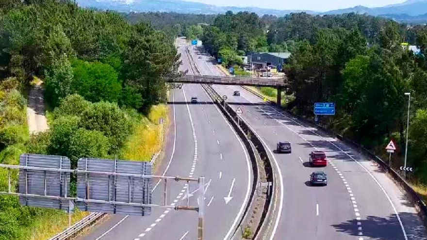 La salida de vía de un camión obliga a cortar unas horas el tráfico en la A-55