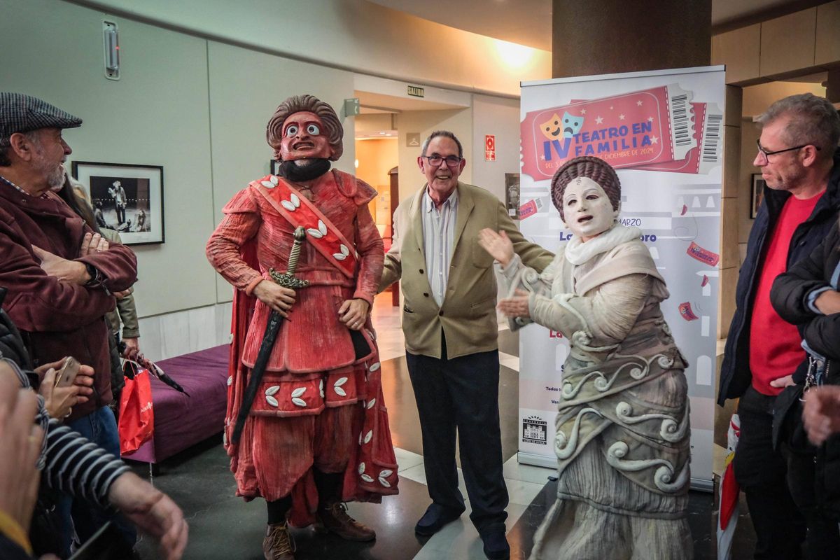 La chica de la máscara junto al vengador rojo y un visitante en la visita guiada del Teatro López de Ayala.