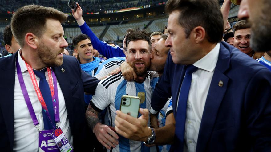 Un Messi eufórico se salta el protocolo de la FIFA