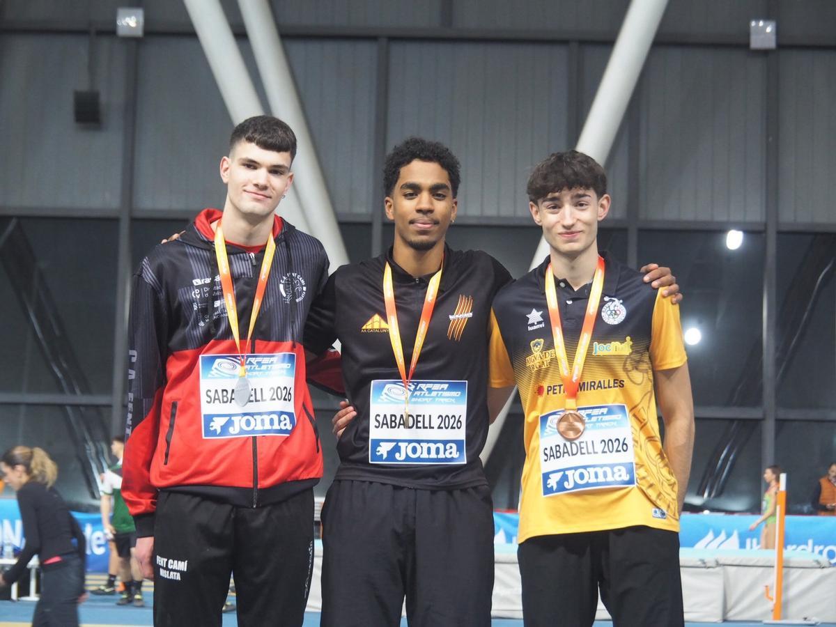 Toni González, a la dreta, en el podi de salt d'alçada