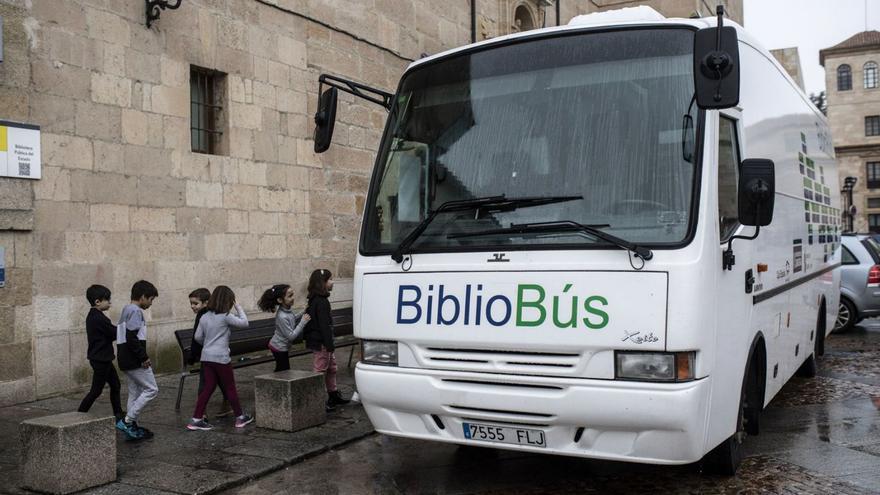 Un grupo de niños subiendo al BiblioBús.