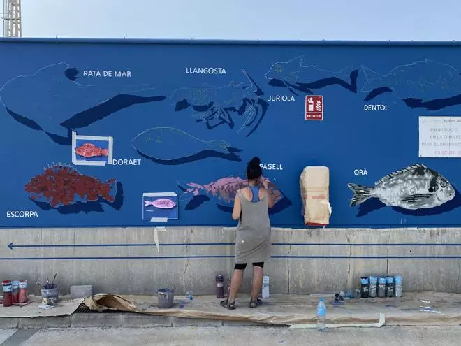 El mural "Teixint Xarxes" en la dársena del Puerto de Gandia