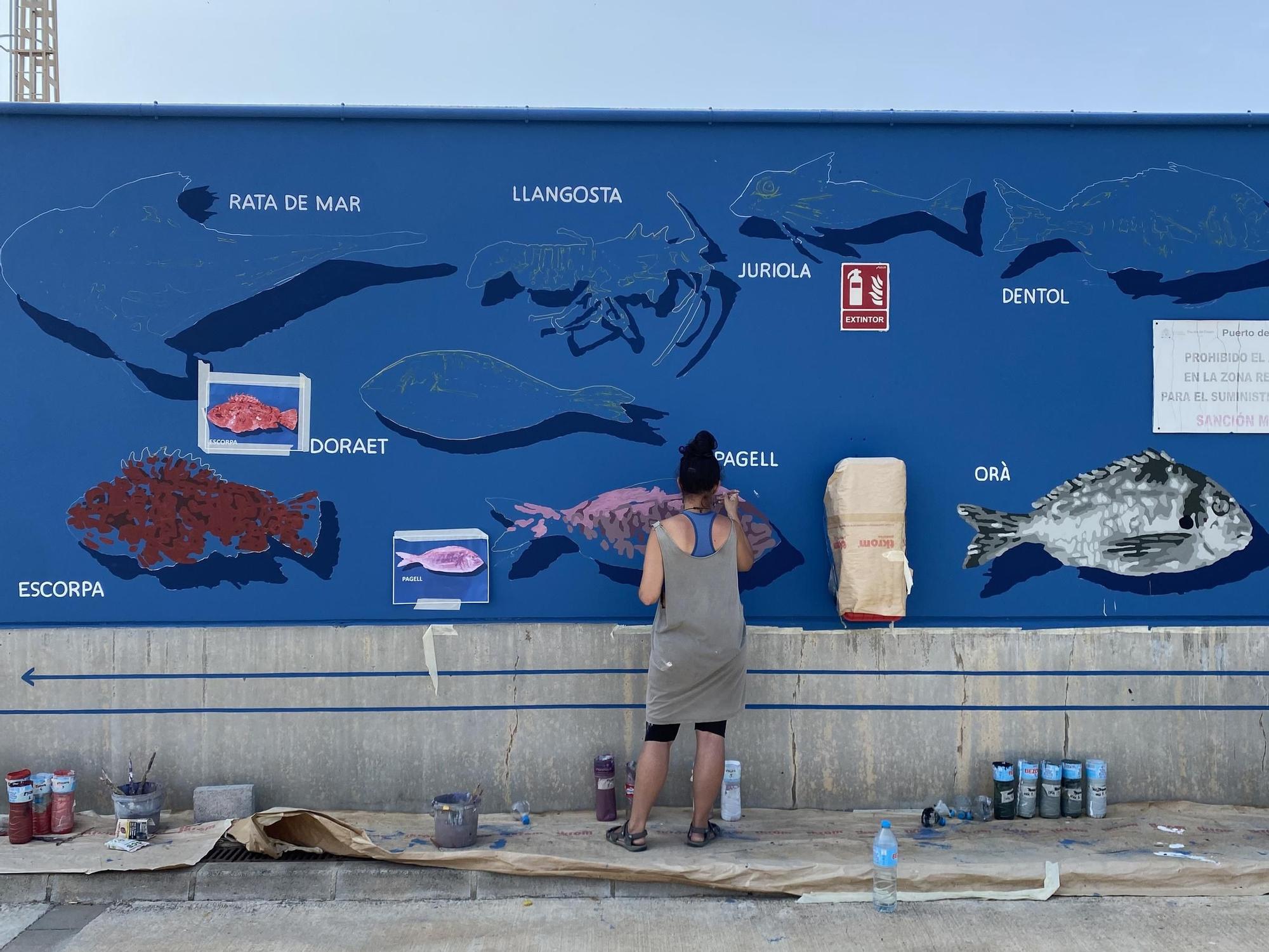 El mural &quot;Teixint Xarxes&quot; en la dársena del Puerto de Gandia