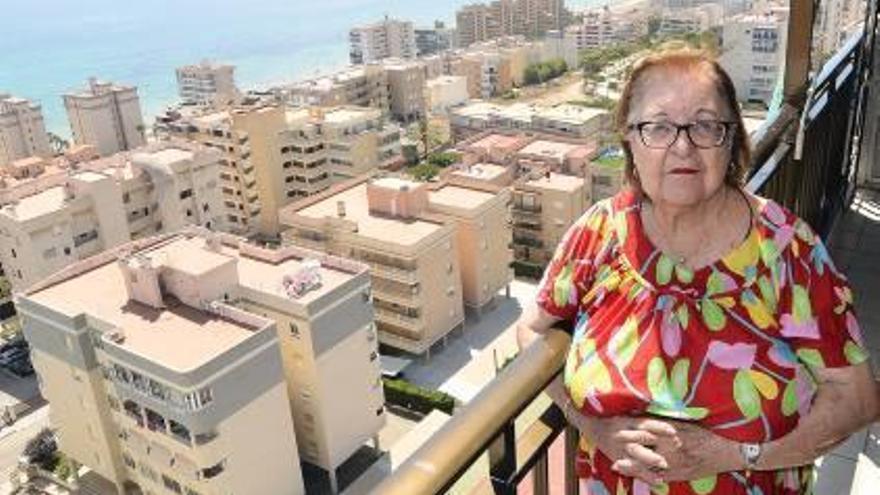 La octogeneria, en la planta 15. Abajo, ascensor averiado, vecinos subiendo a pie y la torre afectada.