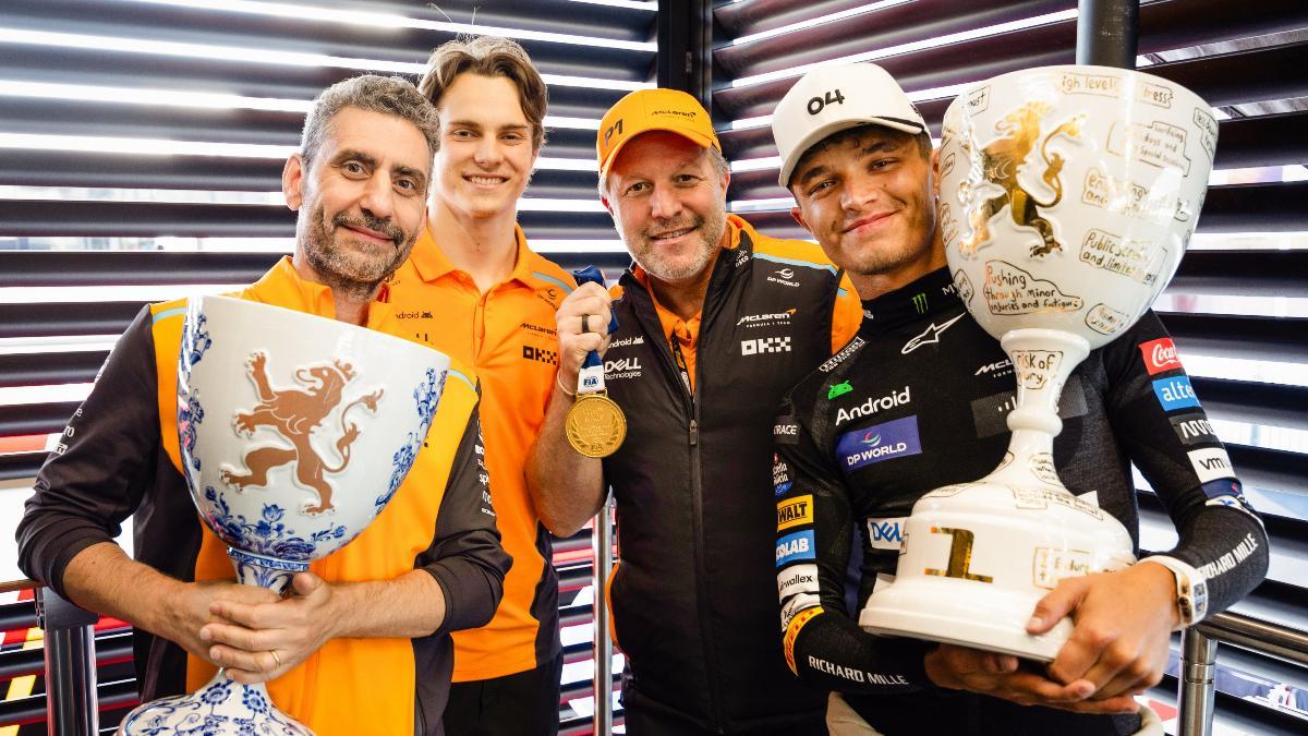 Lando Norris celebró su triunfo, arropado por sus jefes en McLaren, Andrea Stella y Zak Brown y su compañero Oscar Piastri