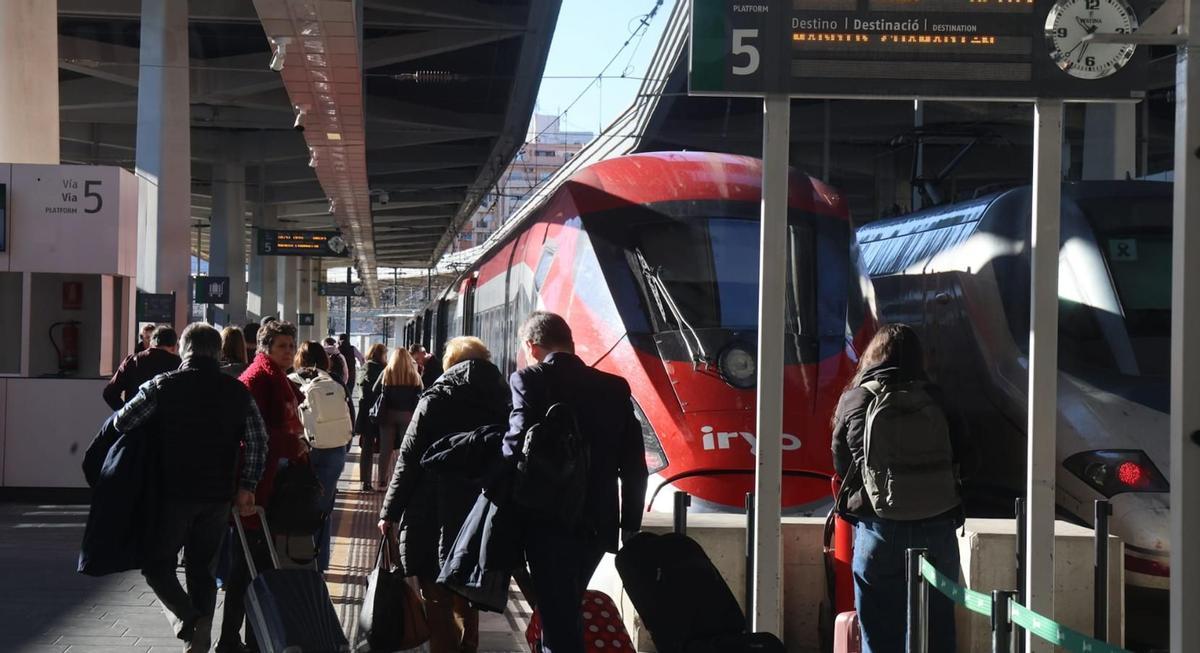 Un tren Iryo a su llegada a la estación Joaquín Sorolla de Valencia.