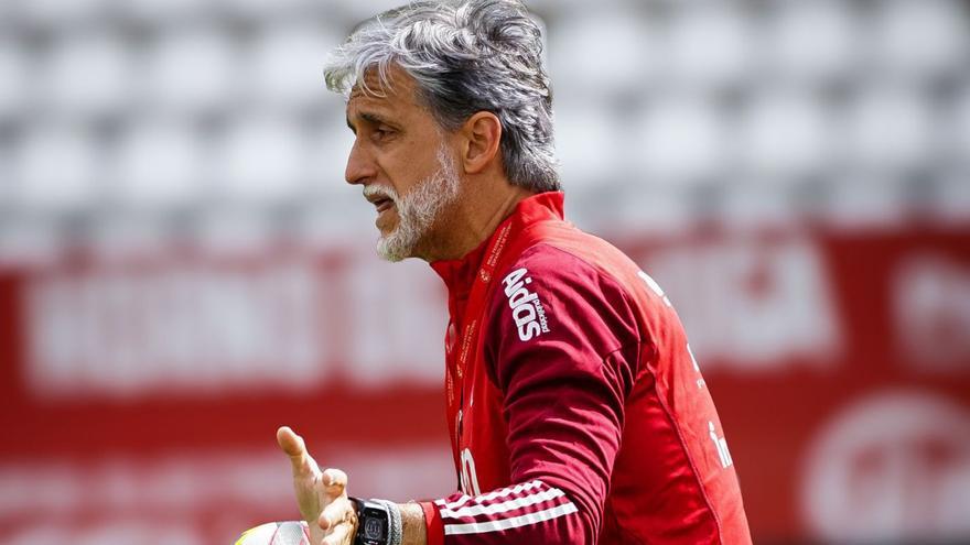 Pablo Alfaro dirige la última sesión de entrenamiento del Real Murcia.