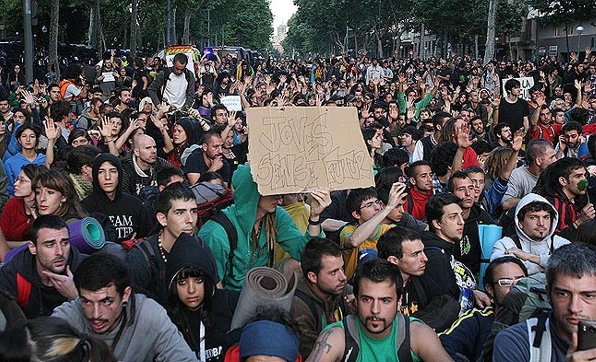 Un dels joves de la seguda mostra un cartell en què es pot llegir ’’Joves sense futur’’.