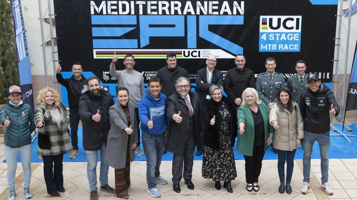 Organizadores, autoridades, patrocinadores y algunos de los participantes, en la presentación de la Mediterranean Epic 2023.