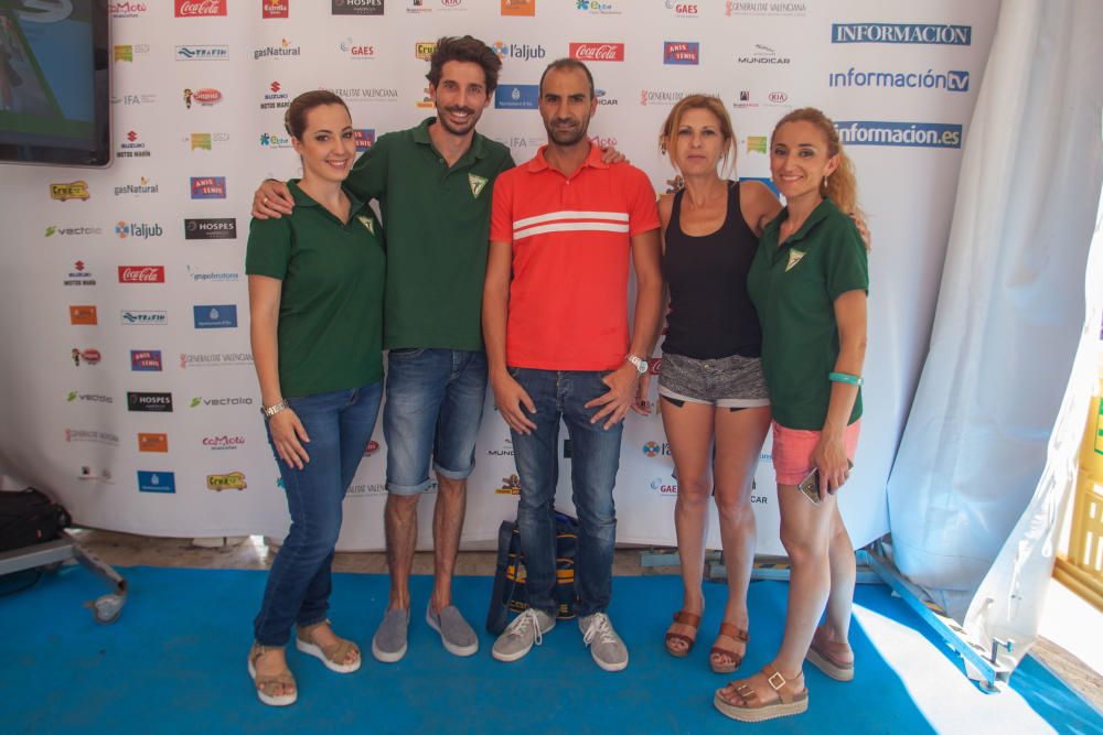 Ambiente de fiesta en el racó de Información TV en las fiestas de Elche -  Información