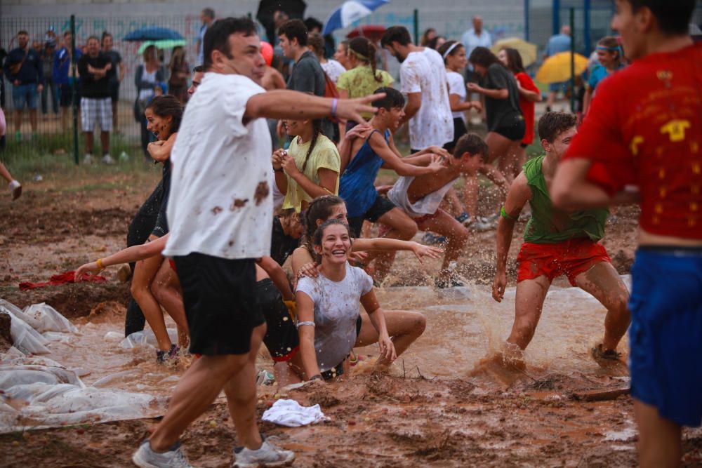 Angesichts des Regenwetters auf Mallorca wurde die traditionelle Traubenschlacht zur Weinernte am Samstag (16.9.) zur Schlammschlacht.