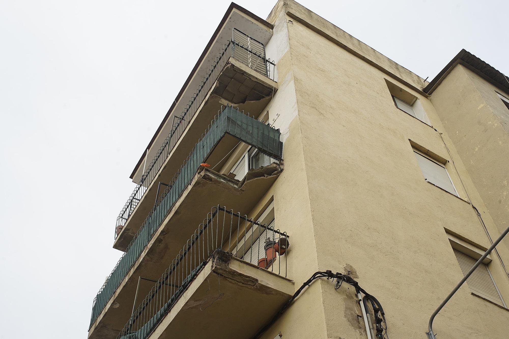 Es desprenen parts de dos balcons d'un bloc de pisos de Salt