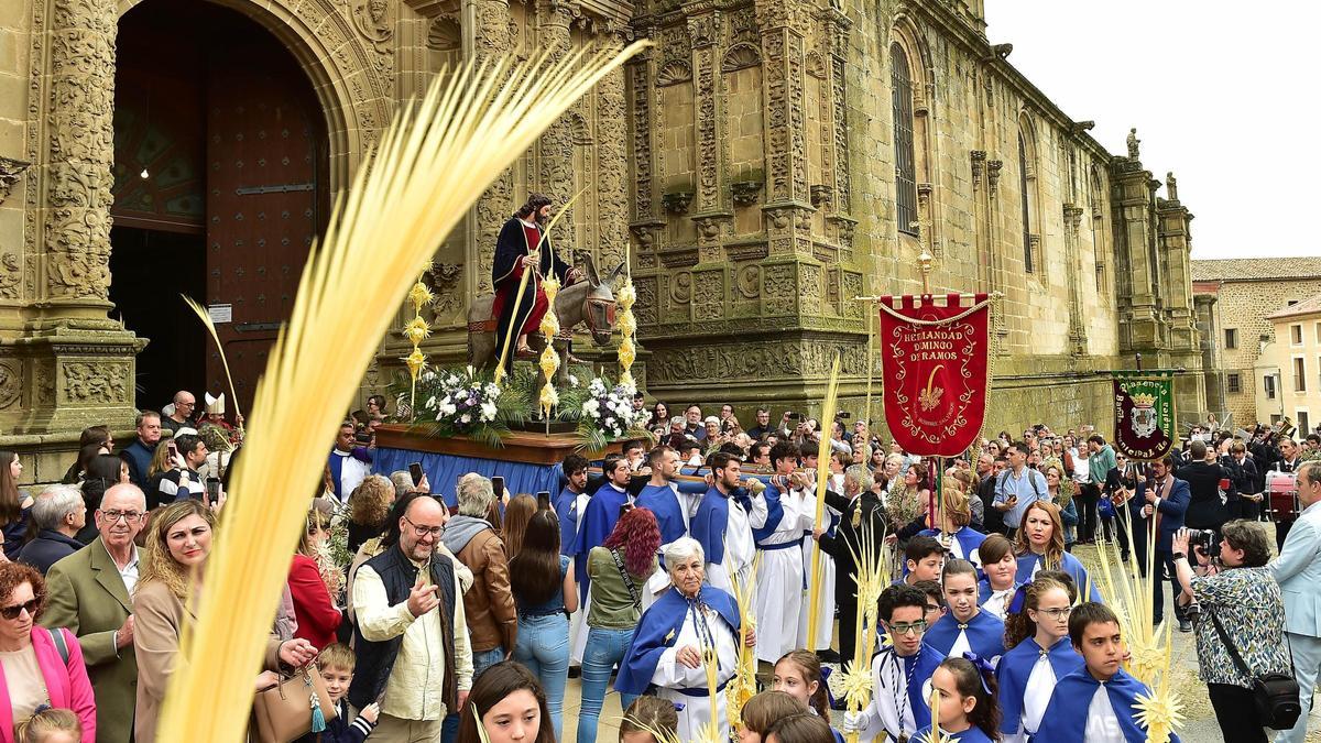 Salida de la procesión de 'La Borriquita' de la catedral de Plasencia.