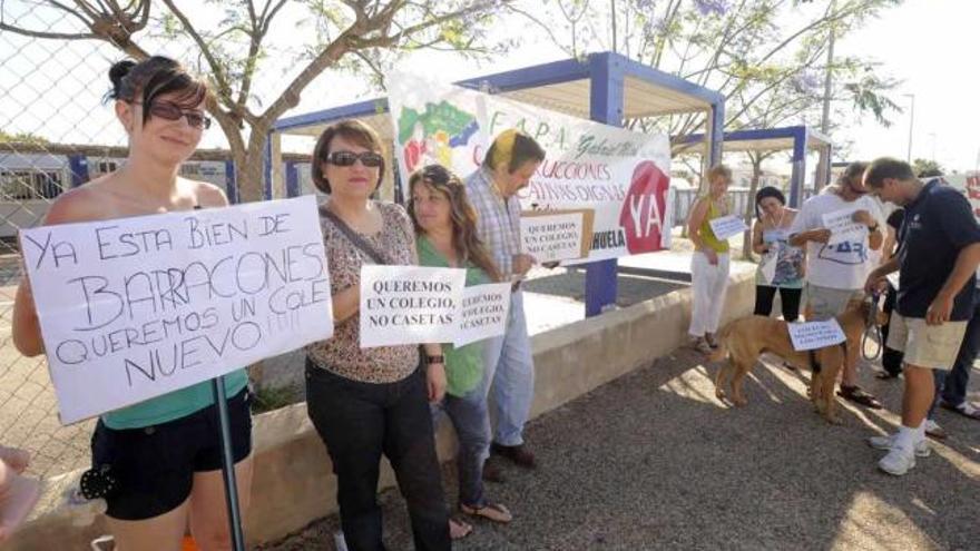 Padres y madres de alumnos se concentraron ayer durante toda la mañana para reclamar la construcción del colegio de una vez, después de nueve cursos en prefabricadas.