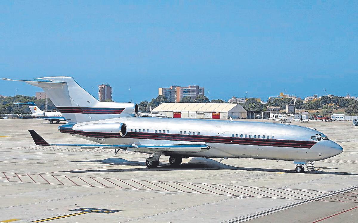 3 de agosto de 2004, el Boeing-727 de Jeffrey Epstein aterriza a mediodía en Palma y queda estacionado en la terminal de aviones privados. El ‘Lolita Express’ trasladaba al magnate y a cuatro jóvenes.