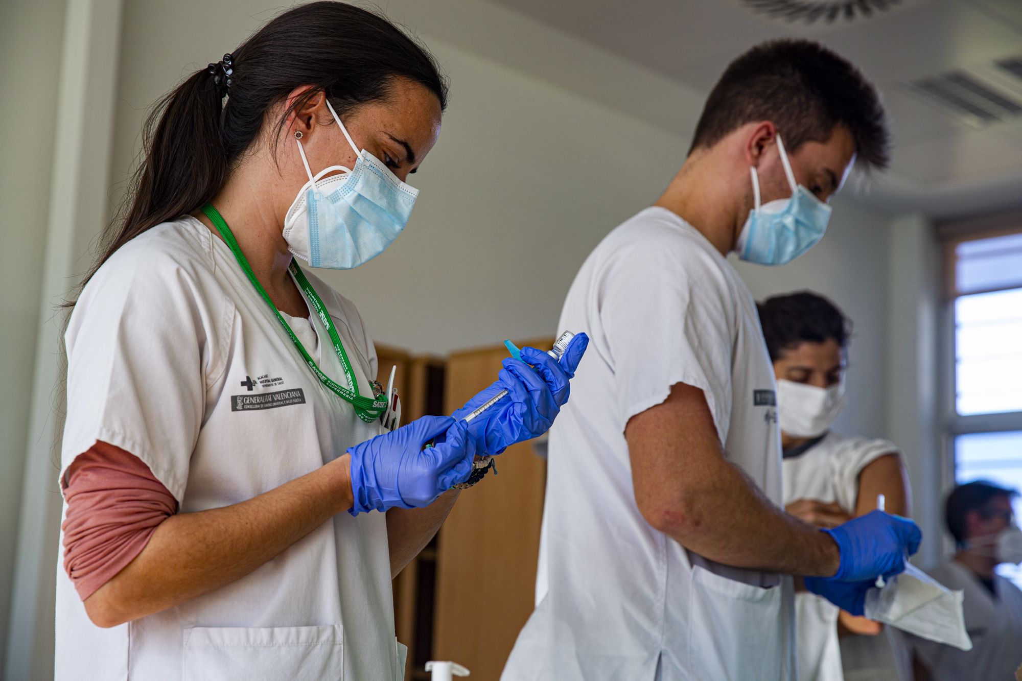 Los sanitarios del centro de salud Lo Morant de Alicante reciben la segunda dosis