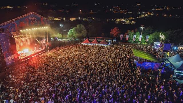 Ambiente no SonRías Baixas 2025 durante o concerto  de Dani Fernández .