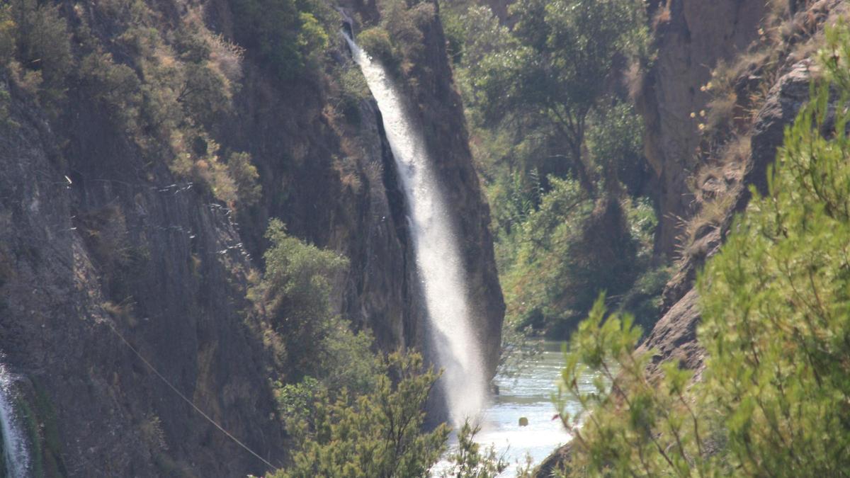 Imagen de archivo de uno de los pozos del Sinclinal de Calasparra vertiendo agua al río Segura.