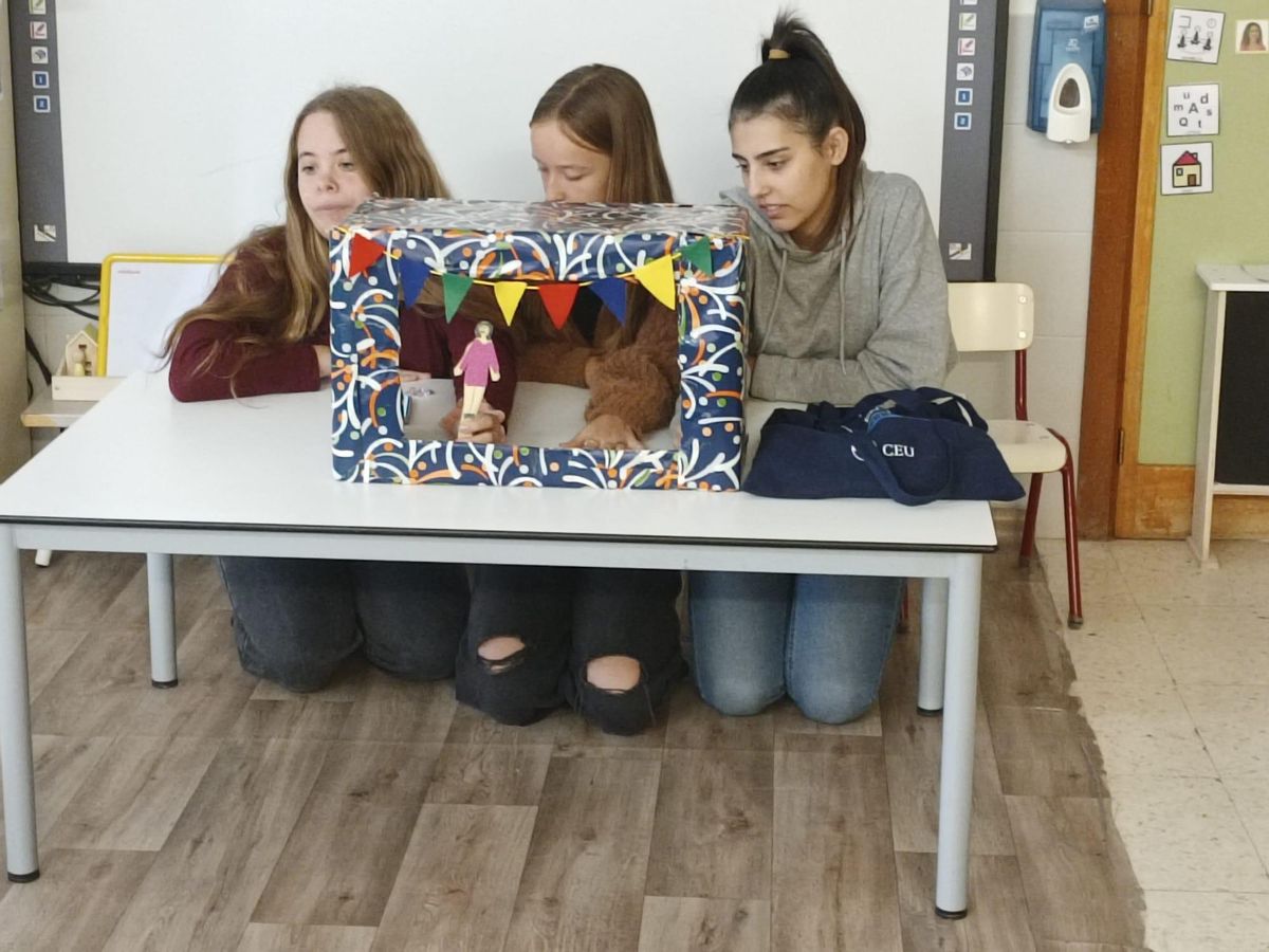 Alumnado de Magisterio durante la actividad en el CEIP Luis Cernuda.