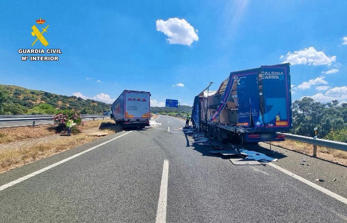 Una imagen de cómo han quedado los camiones involucrados en el accidente en Plasencia.