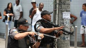 Policías patrullan en la favela Vila Cruzeiro en Río de Janeiro.