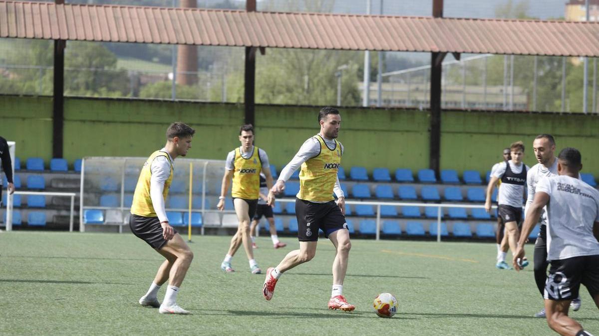 Tranquilidad con Kevin Bautista: El centrocampista andaluz se reincorpora al entrenamiento tras una leve molestia en Real Avilés Industrial