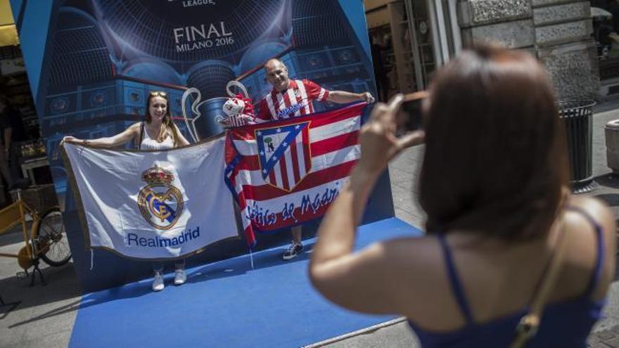 Las aficiones del Real Madrid y el Atlético invaden Milán