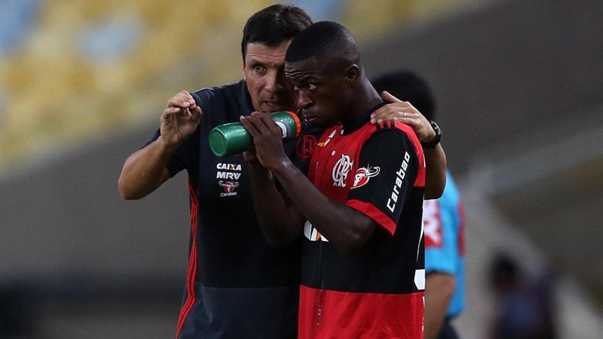Zé Ricardo da instrucciones a Vinicius Jr en un partido del Flamengo