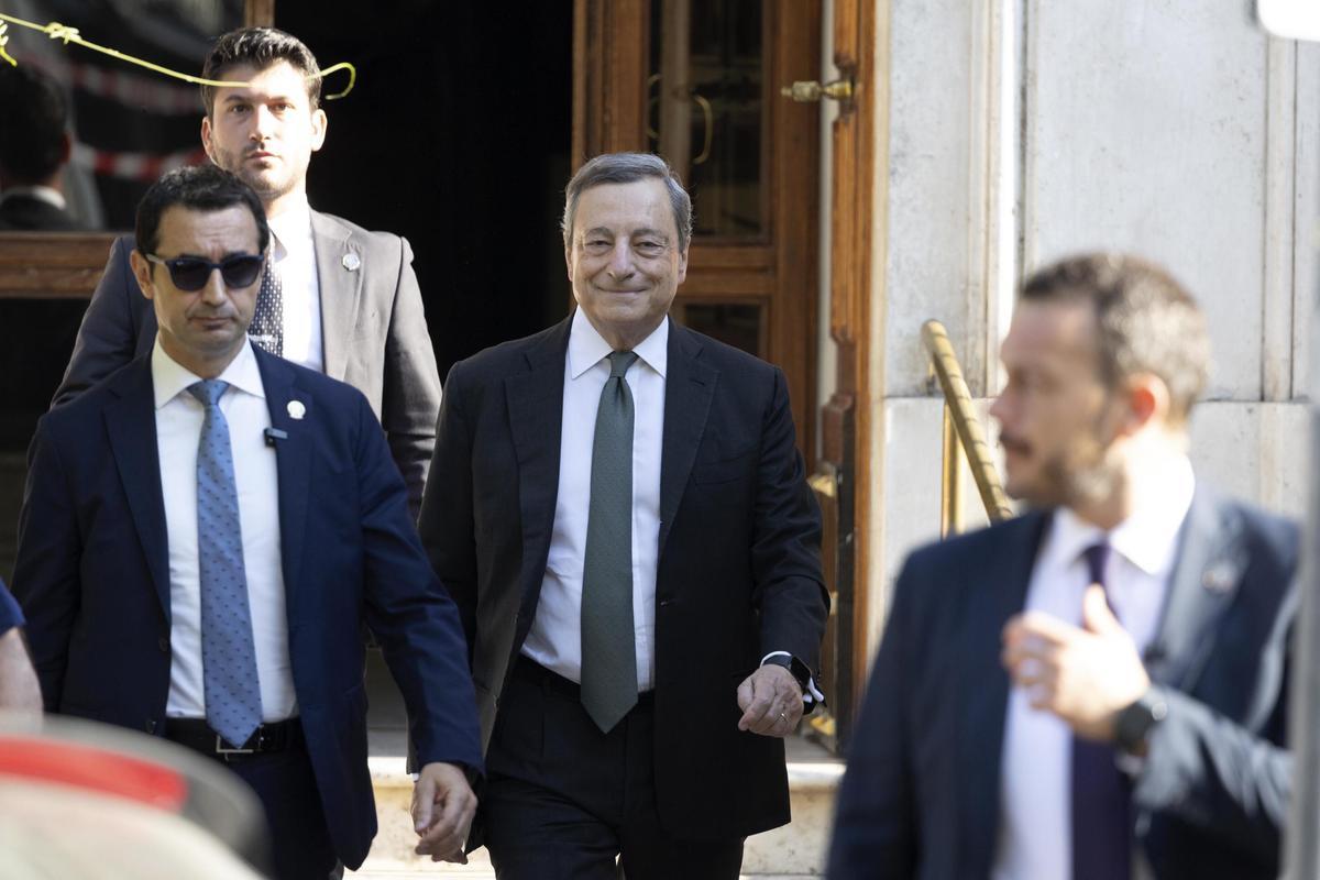 Mario Draghi (centro).