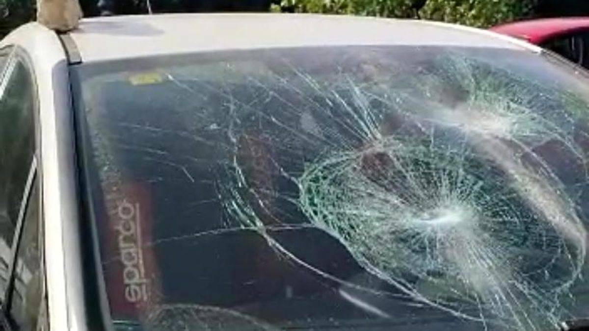 Daños en un coche provocados por una piedra, sobre el techo, en Plasencia.