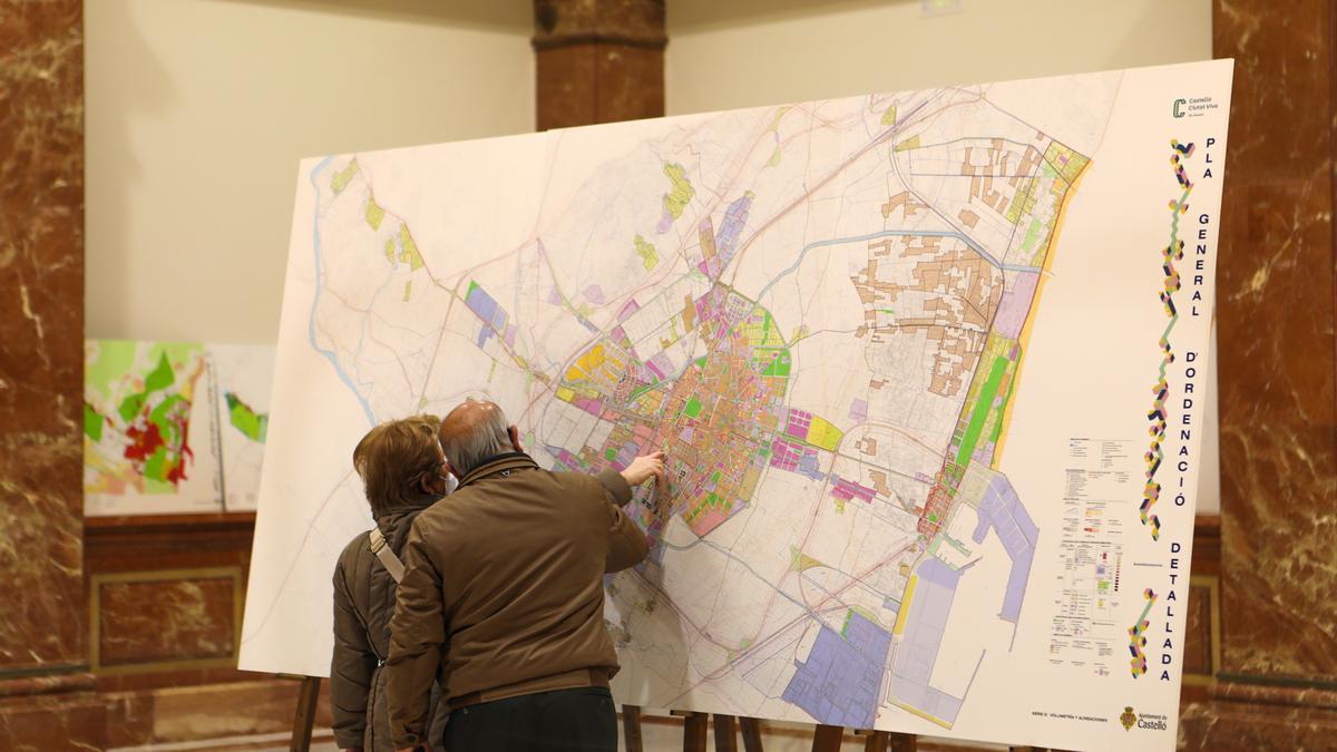 Dos personas observan el plano de la ciudad en la exposición pública del Plan General de Castelló en una imagen de archivo.