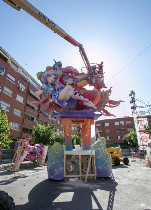 Alicante rezuma fiesta con el inicio de la plantà de las Hogueras