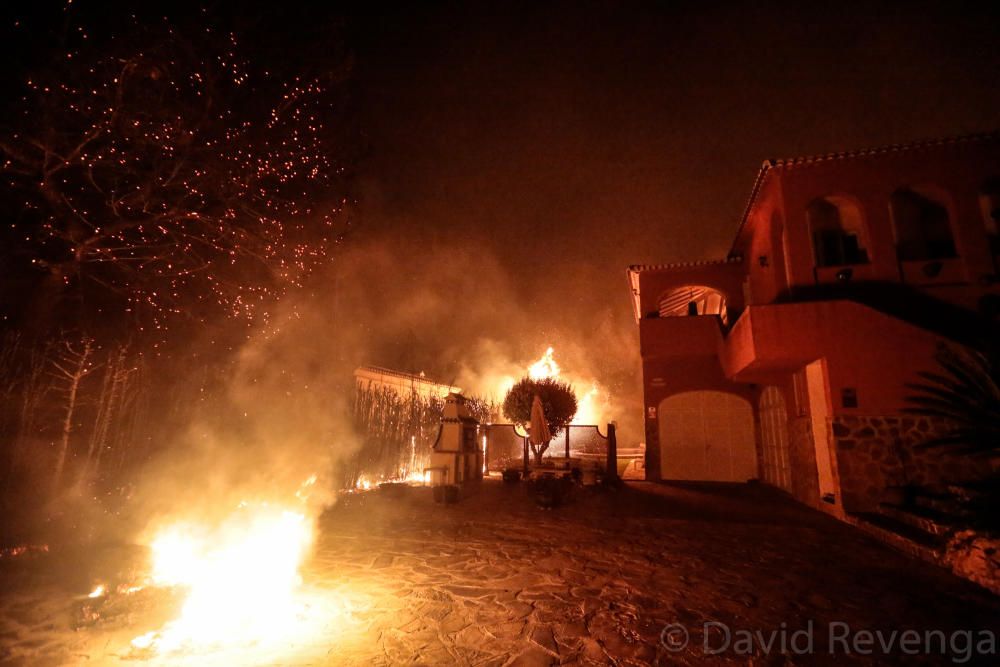 Desalojan a centenares de personas en Xàbia por un incendio que avanza sin control