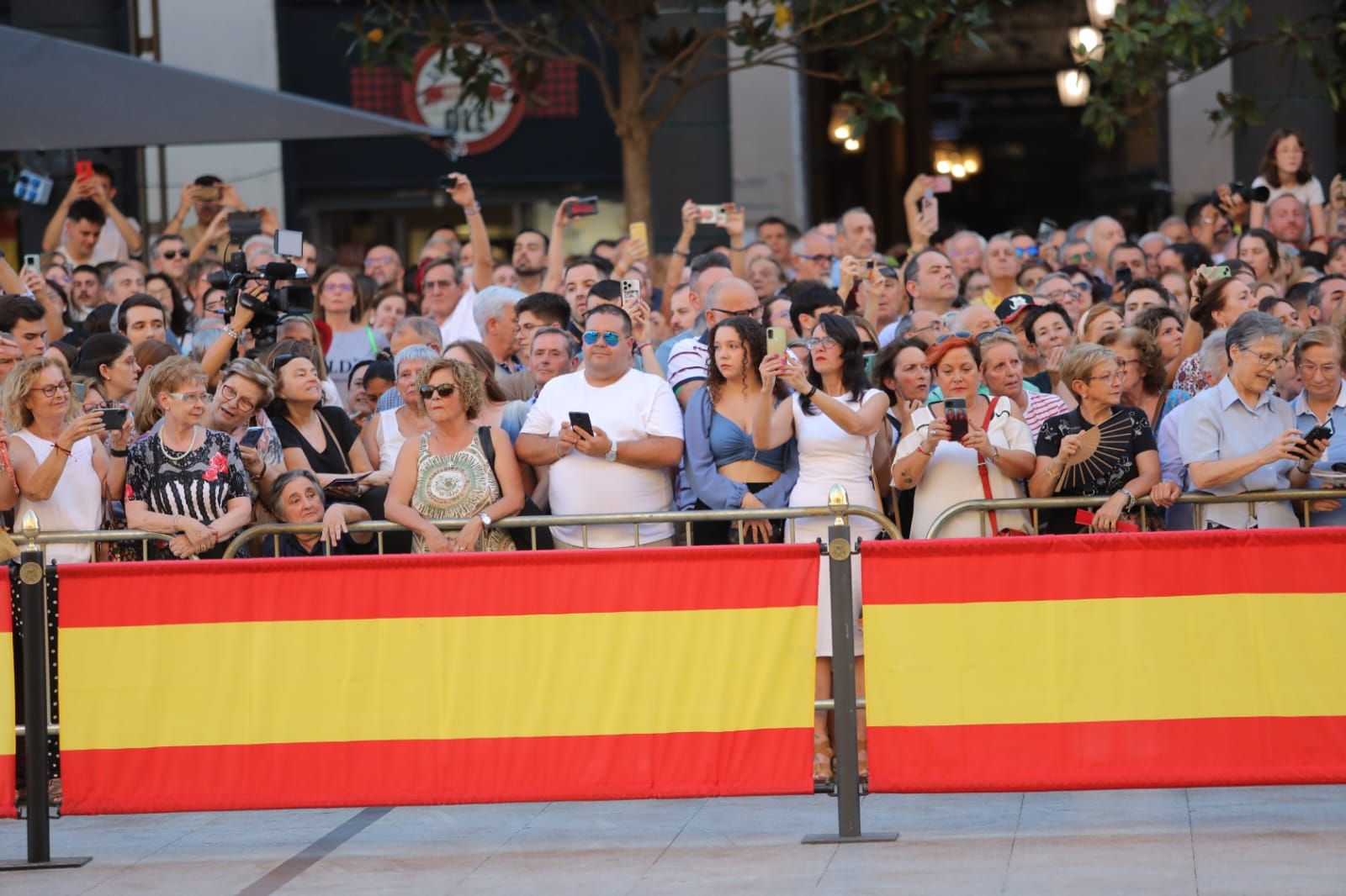 En imágenes | La princesa Leonor marcha con sus compañeros antes de hacer su ofrenda a la Virgen