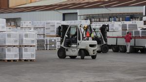 Carga de cerámica en una fábrica de Castellón.