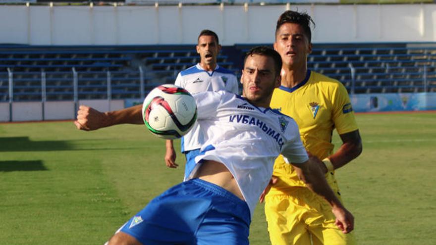 Ayub, que fue titular por primera vez, juega el esférico sobre el flamante césped del Municipal.