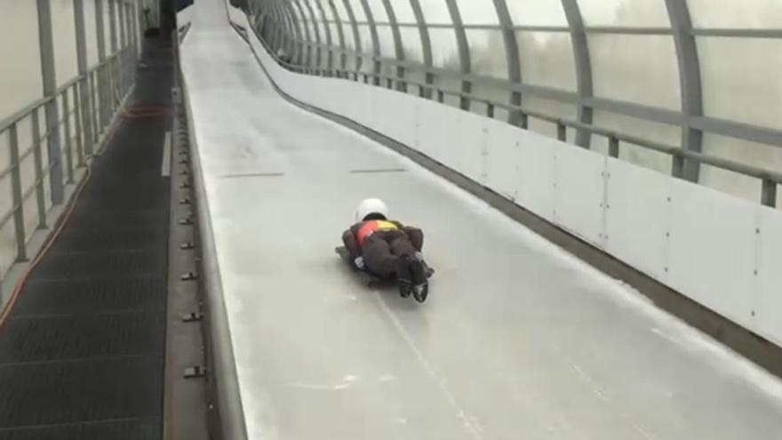 La primera bajada en pista de Daniel Basas, uno de los competidores de la Federación de Hielo