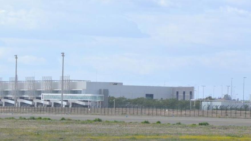 Instalaciones del aeródromo de Corvera, completamente terminado desde hace años.