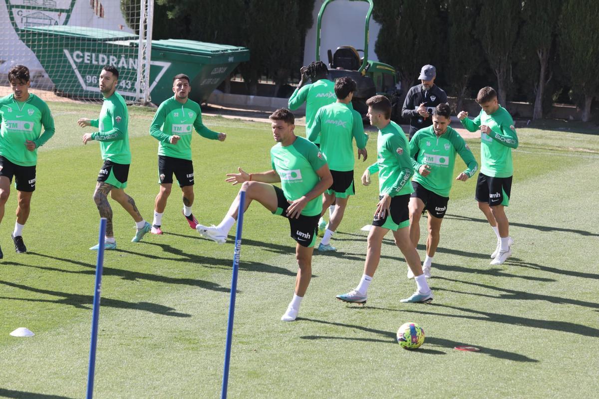 Los futbolistas de perfil ofensivo, durante el entrenamiento de este miércoles en el Díez Iborra