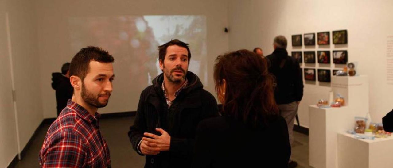 Alejo Sabugo, en el centro de la imagen, ayer, antes de inaugurar su exposición en el Centro Antiguo Instituto.