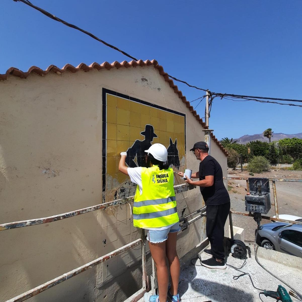 Recuperación del primer cartel de mosaico de nitratos de Chile en Agüimes
