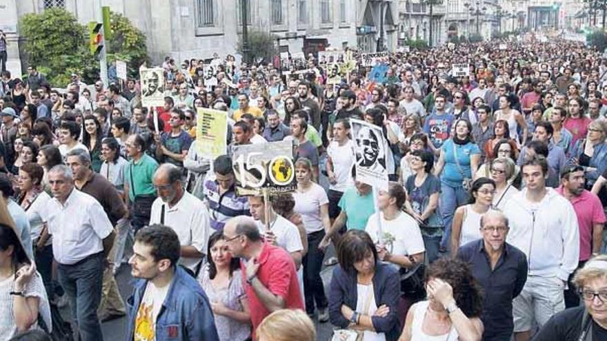 Los manifestantes, a la altura de la Casa das Artes, camino de la Porta do Sol.  // Jose Lores