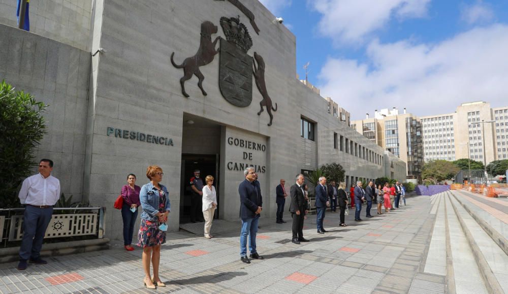 Minuto de silencio en todas las administraciones.